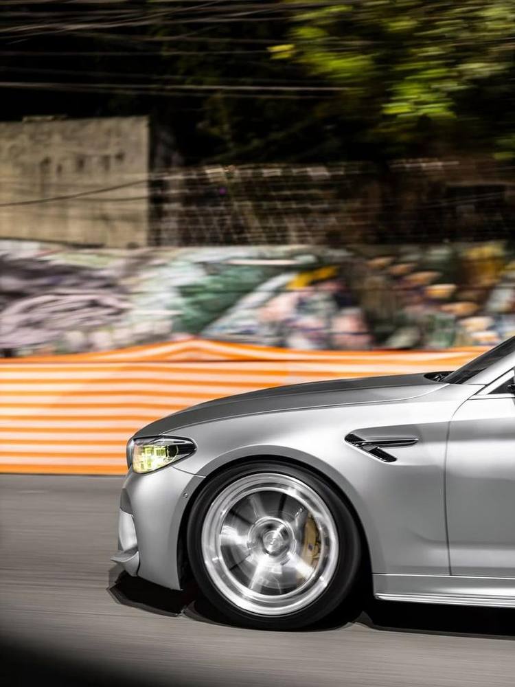 BMW M5 — Surfista Prateada